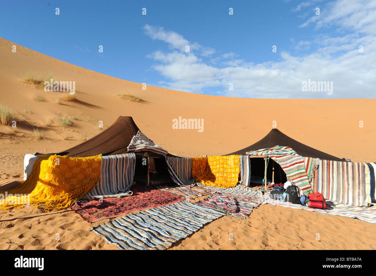 Beduinen-Camp in den Dünen im Erg Chebbi Wüste, Marokko Stockfoto