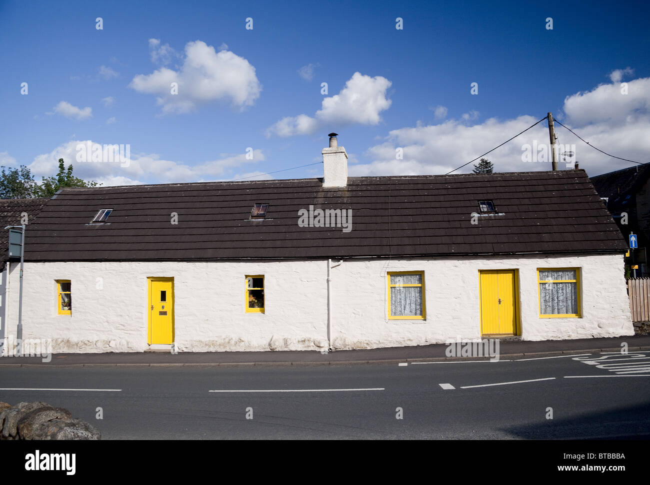 Reihe von Hütten im Dorf Killin Stirlingshire, Schottland Stockfoto