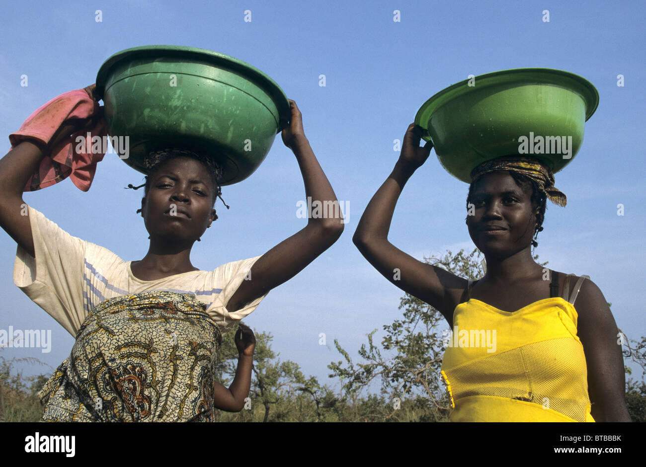 Wasserholen in uganda Stockfoto