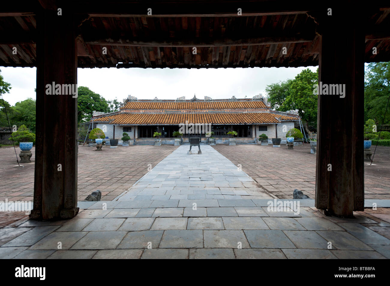 Eingang zum Innenhof-Bereich in der Grabanlage des Kaisers Lang Tu Doc, kaiserliche Stadt Hue, Nord-Vietnam Stockfoto