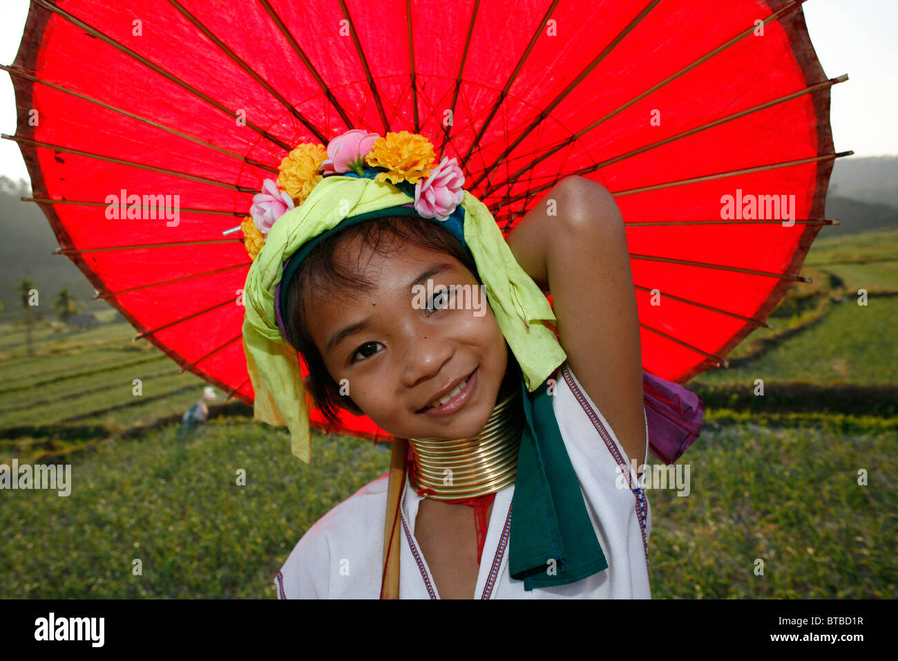 Karen Schülersprecherin Embrella Mae Hong Son Jugend thai Longnecks ethnischen Porträt hautnah Lächeln junge Teen Longneck Hals Flüchtlinge Trib Stockfoto