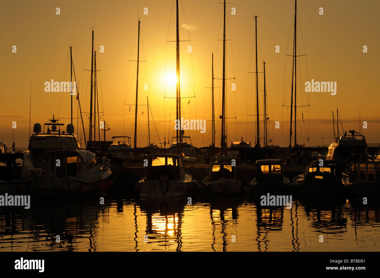 Sunrise-Szene im kleinen Hafen, Insel Silba, Kroatien Stockfoto