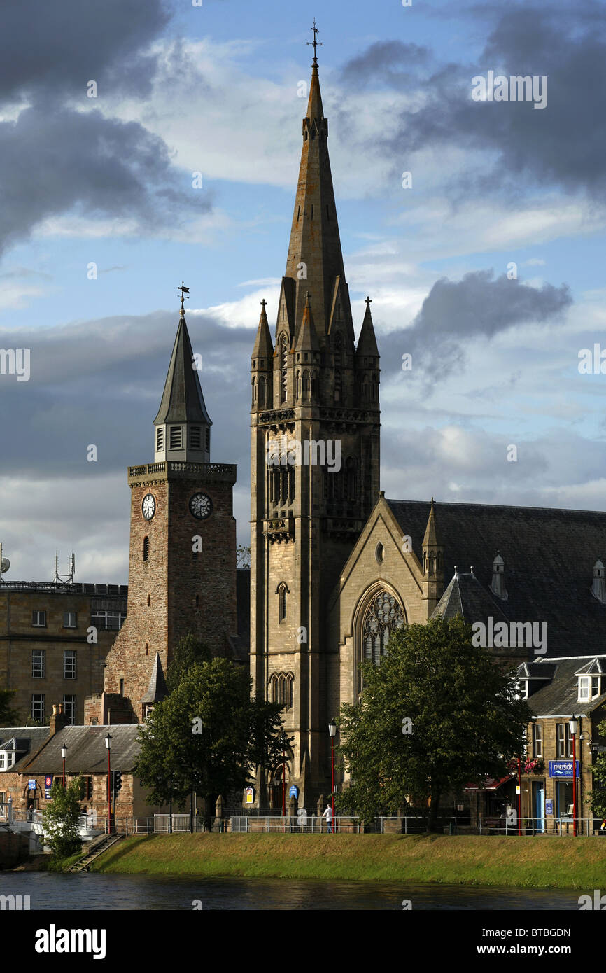 Alte hohe St. Stephen's Kirche (links) & freie Nordkirche (rechts), Inverness, Schottland Stockfoto