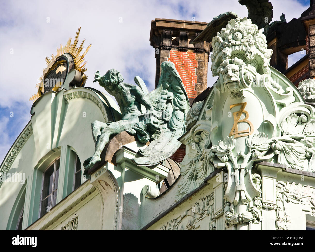 Skulpturen auf dem Dach des Jugendstil Goethe-Institut kulturellen Austausch Sprachenzentrum Prag Tschechische Republik Europa Stockfoto