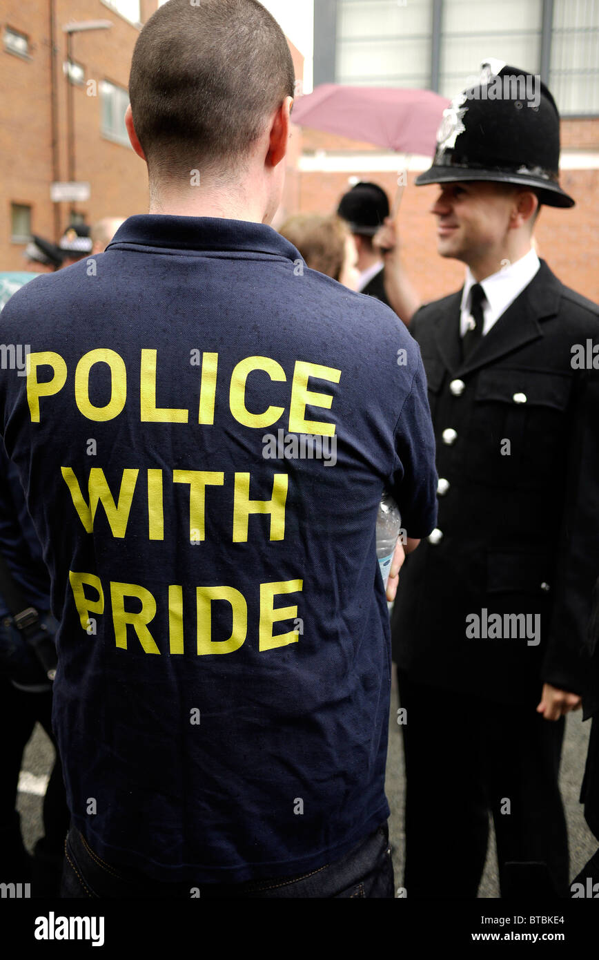 schwulen Polizisten an der Manchester Pride Parade in Großbritannien Stockfoto