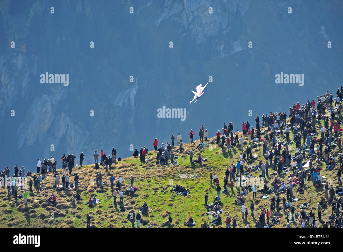 Axalp Schweizer Luftwaffen Übung und Air Show, in der Nähe Kampfjet fliegen extrem in der Öffentlichkeit Stockfoto