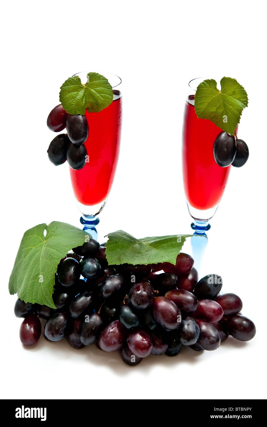 Rotwein und Trauben Stockfoto
