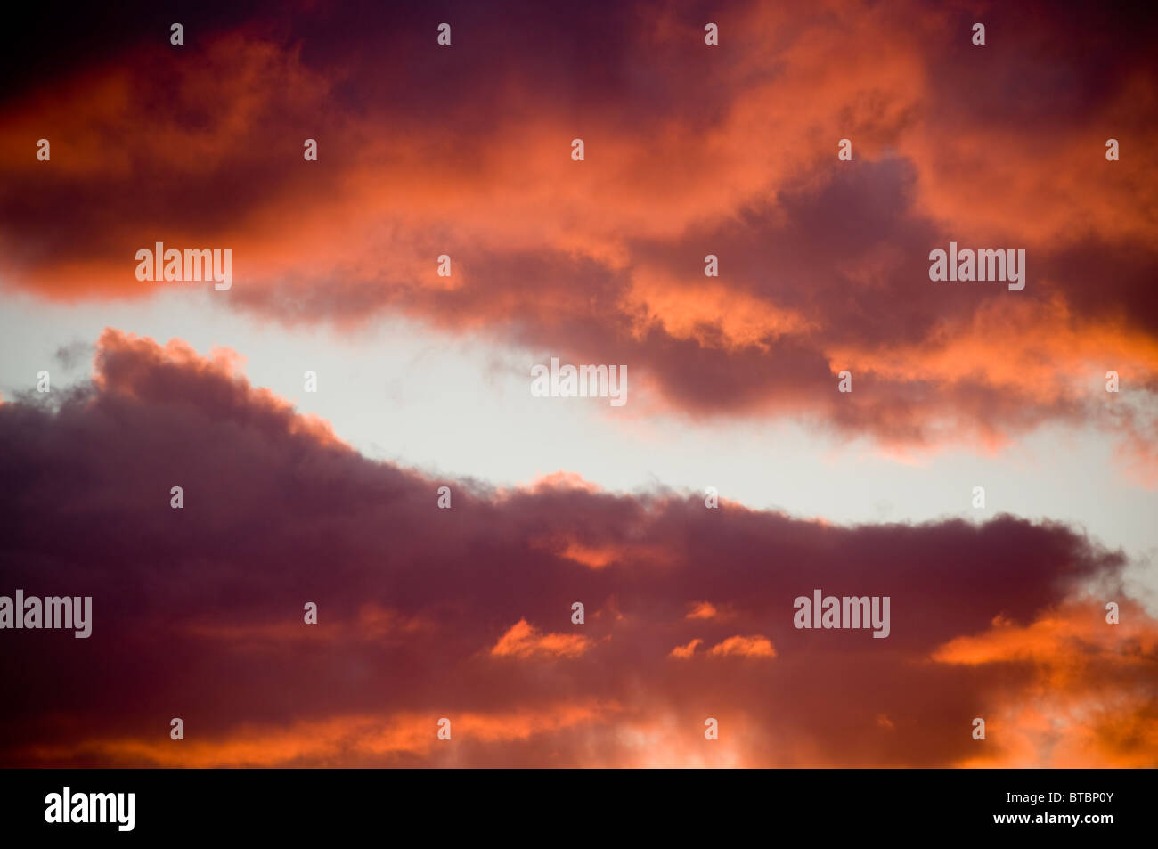 Sonnenuntergang Wolken in intensiven Farbtönen von rot, Orange und schwarz Stockfoto