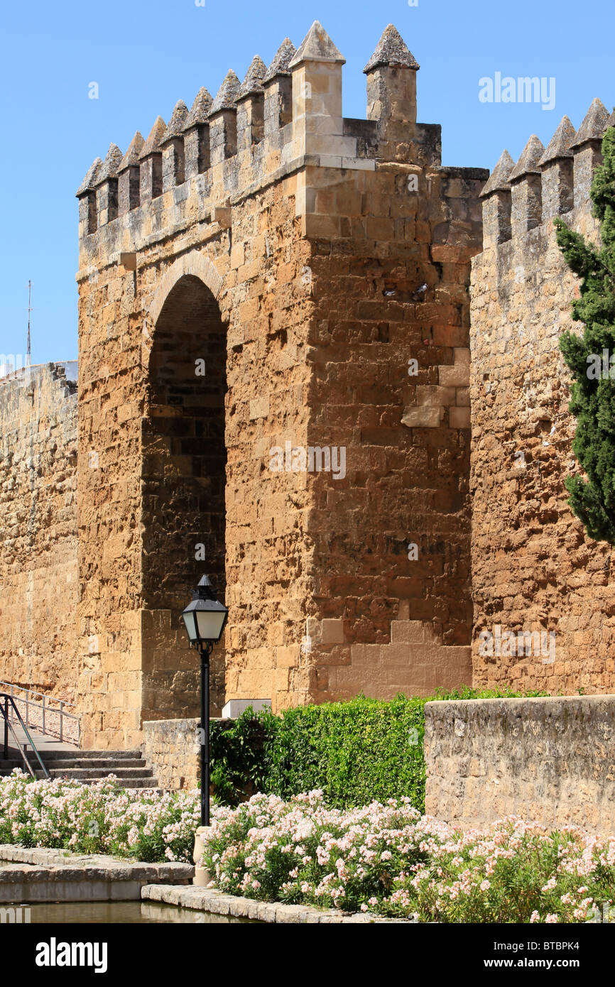 Die mittelalterliche Almodovar Tor und Stadtmauern in Cordoba, Spanien Stockfoto