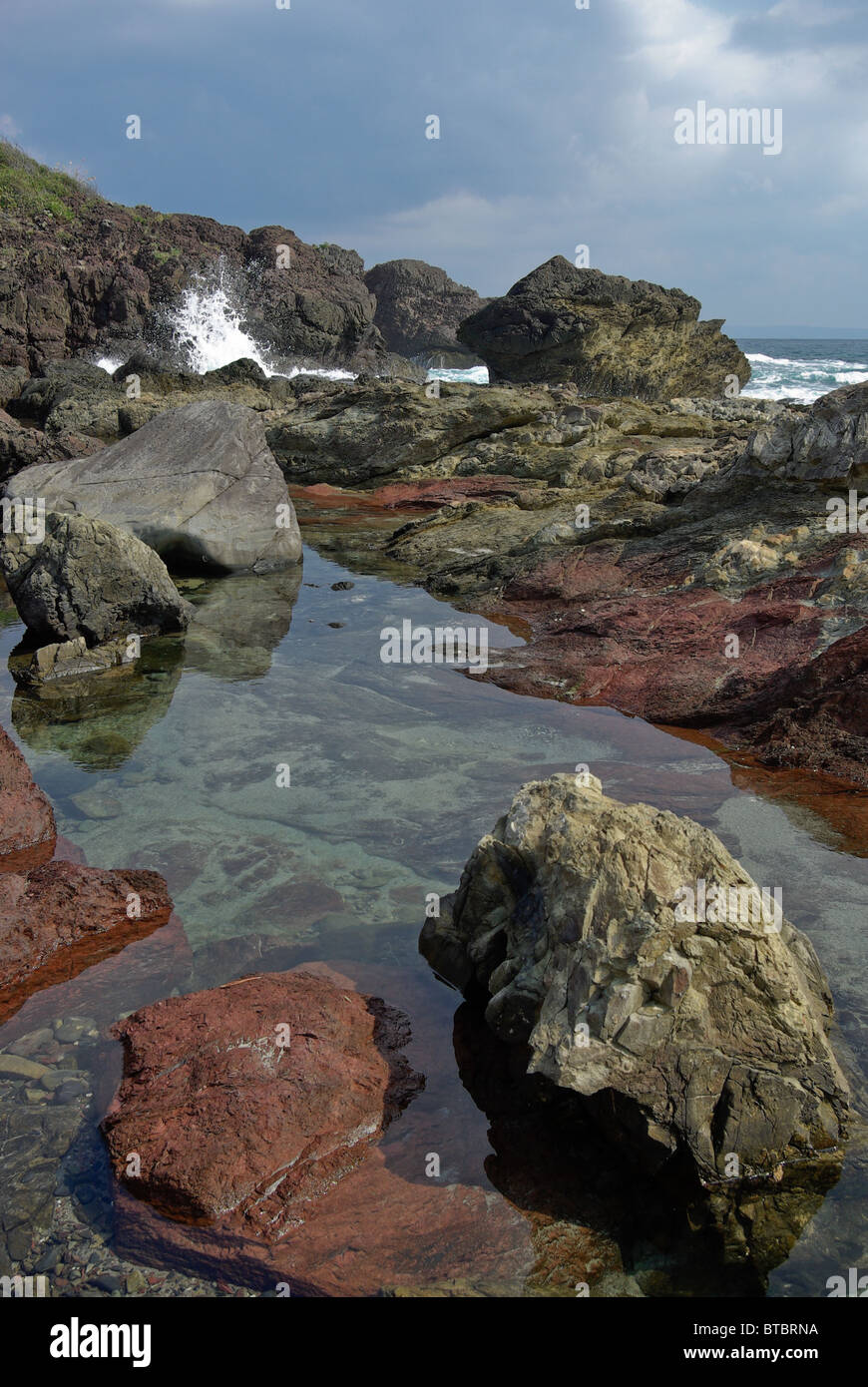 Gezeiten Sie-Pools zwischen kissenförmig Lavafelsen auf der Ostseite der Insel Yakushima, Kagoshima, Japan Stockfoto