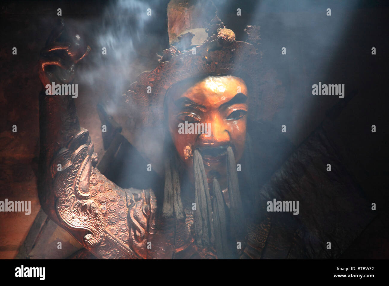 Statue des Kaisers jade in der Höhle Ngoc Pagode in Saigon, Vietnam Stockfoto