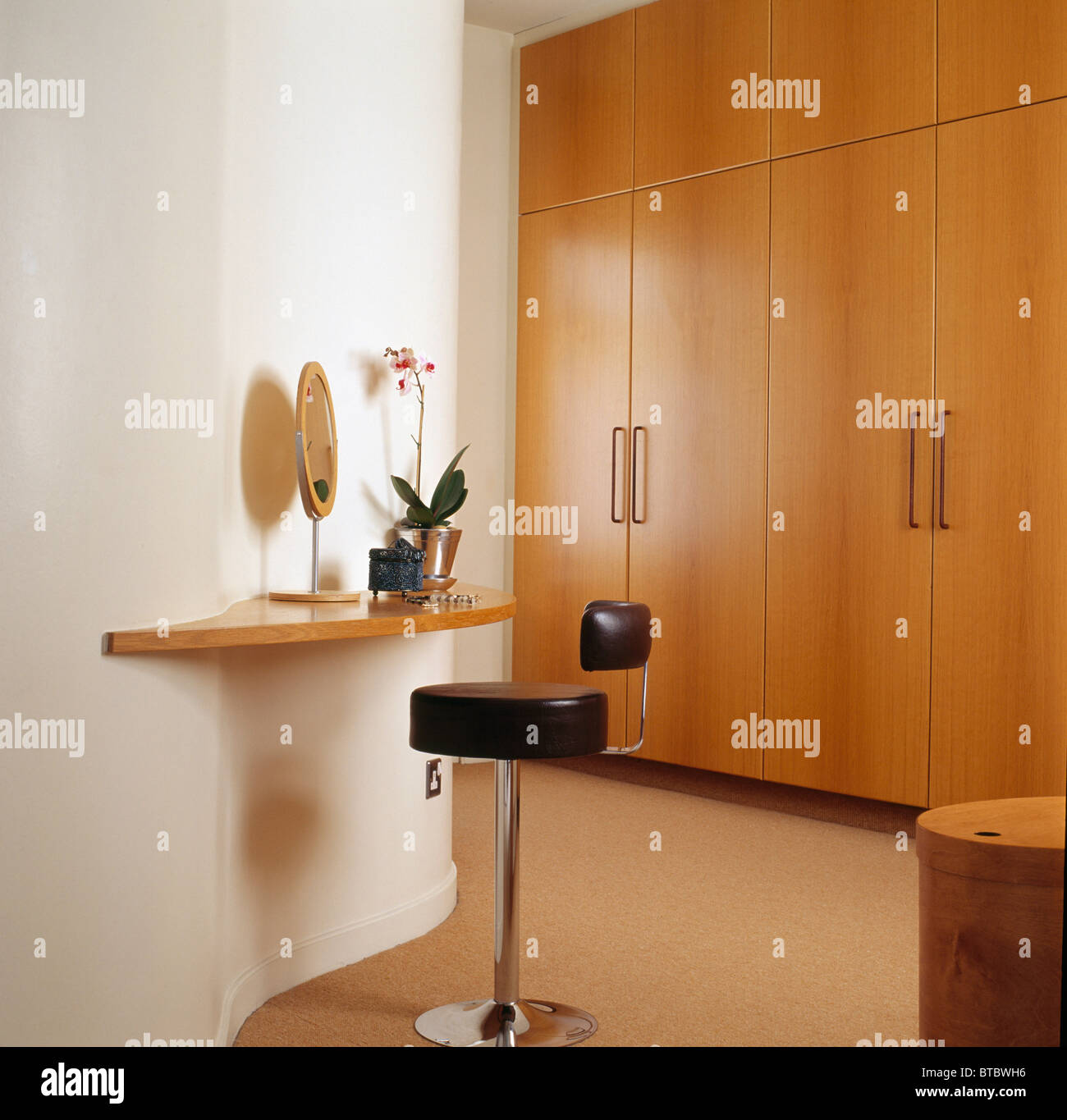 Leder Hocker an kleinen Wandregal in modernen Schlafzimmer mit ... Leder Hocker an kleinen Wandregal in modernen Schlafzimmer mit ...