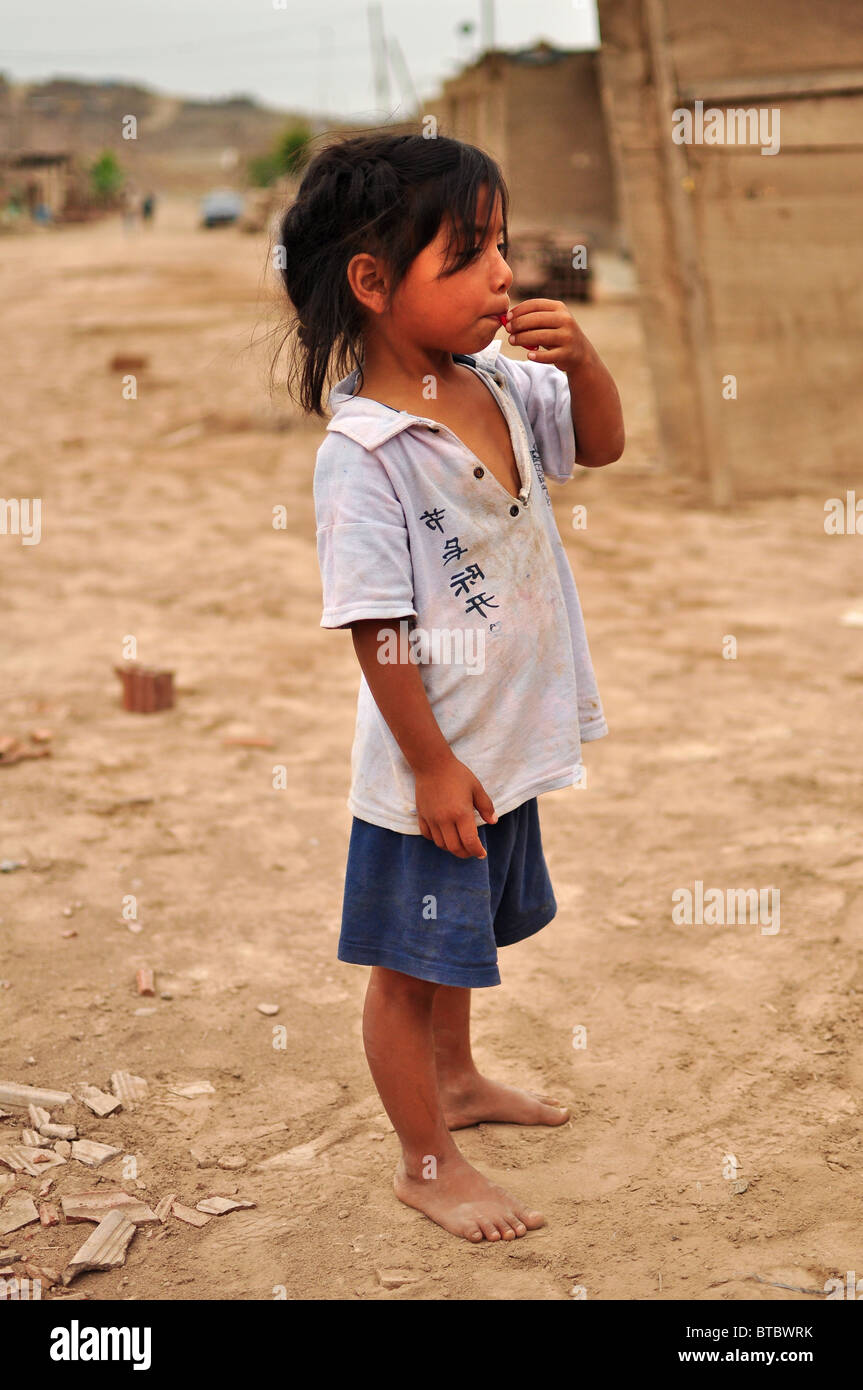 Barfuß Armut Mädchen Stockfotos und -bilder Kaufen - Alamy
