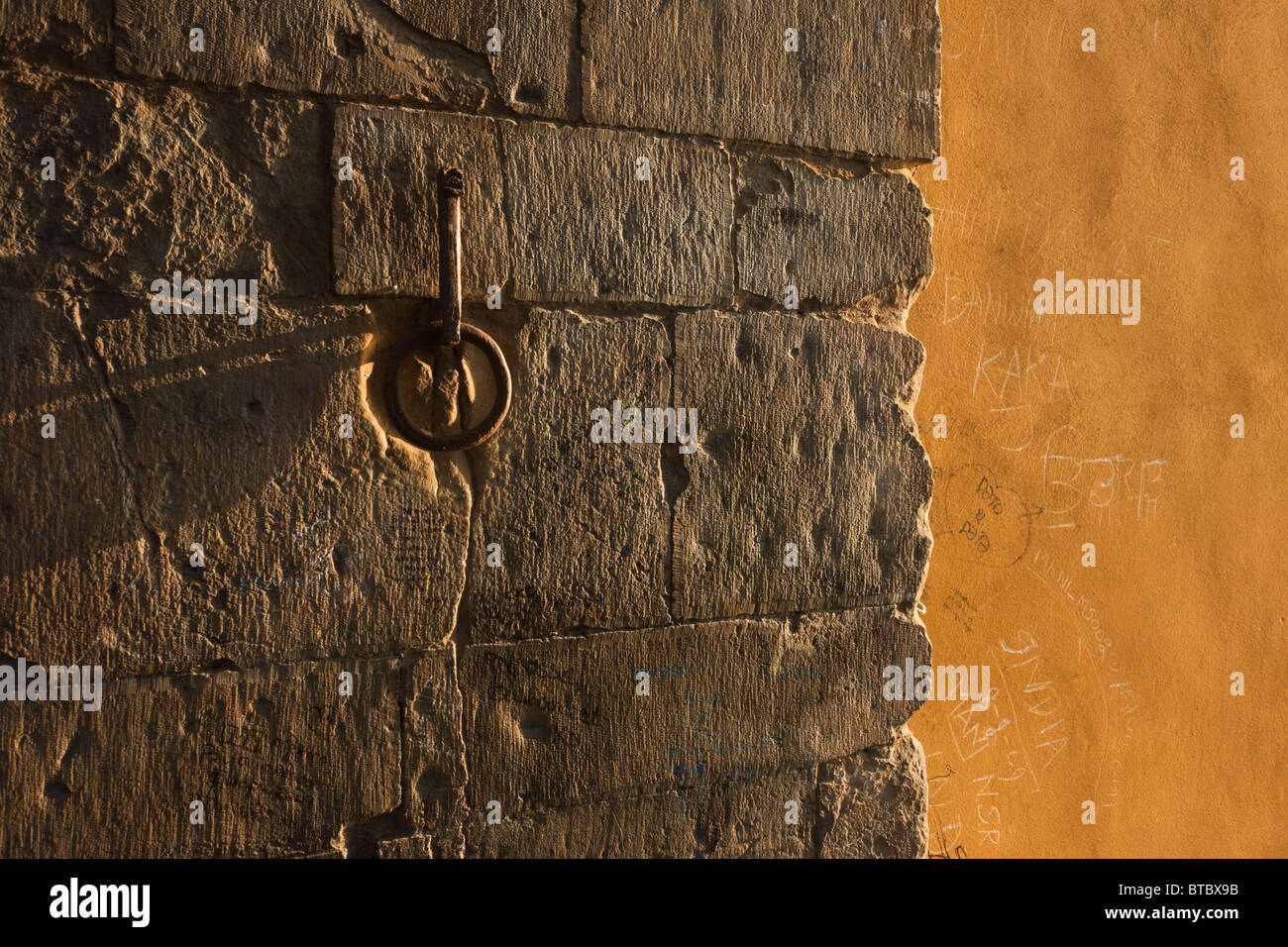 Touristischen Graffiti kritzelte auf zentralen Säule der Ponte Vecchio in Florenz. Stockfoto