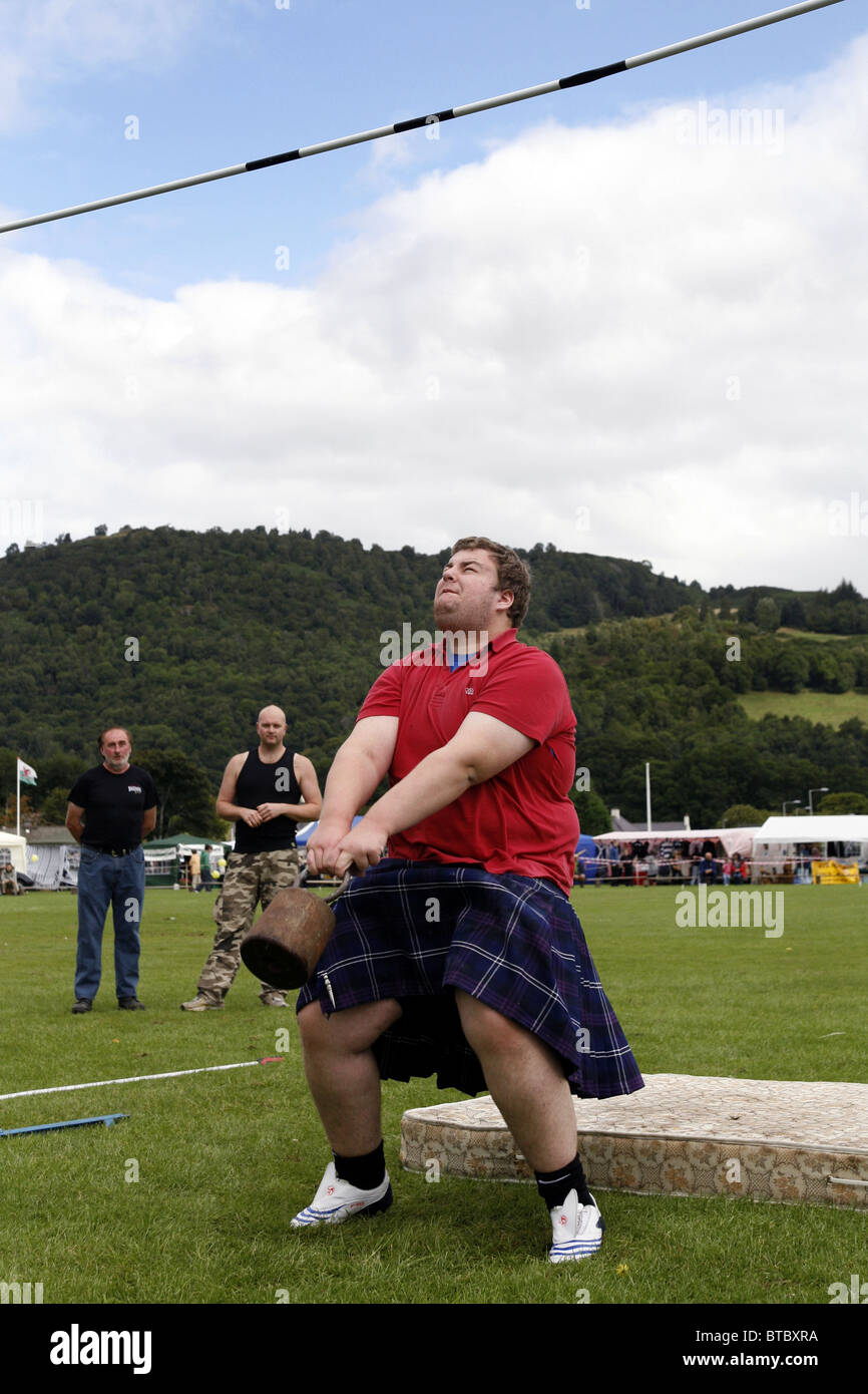 Das Gewicht über der Bar Wettbewerb, Glenurquhart Highland Gathering und Spiele, Blairbeg Park, Drumnadrochit, Schottland Stockfoto