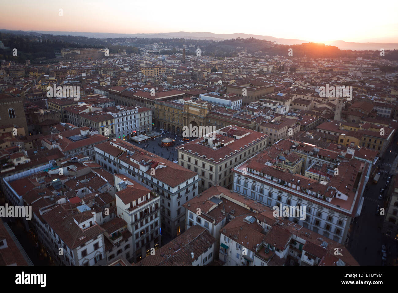 Piazza Repubblica, Dächer und Gehäuse der Stadt Florenz von Giottos Glockenturm (Campanile) gesehen. Stockfoto