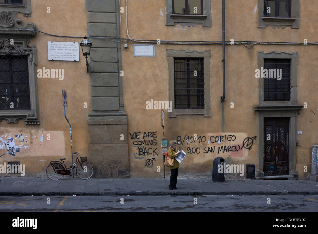 Politische Graffiti besprüht von Aerosol auf öffentliche Gebäude in der Nähe von Ponte Vecchio in Florenz. Stockfoto