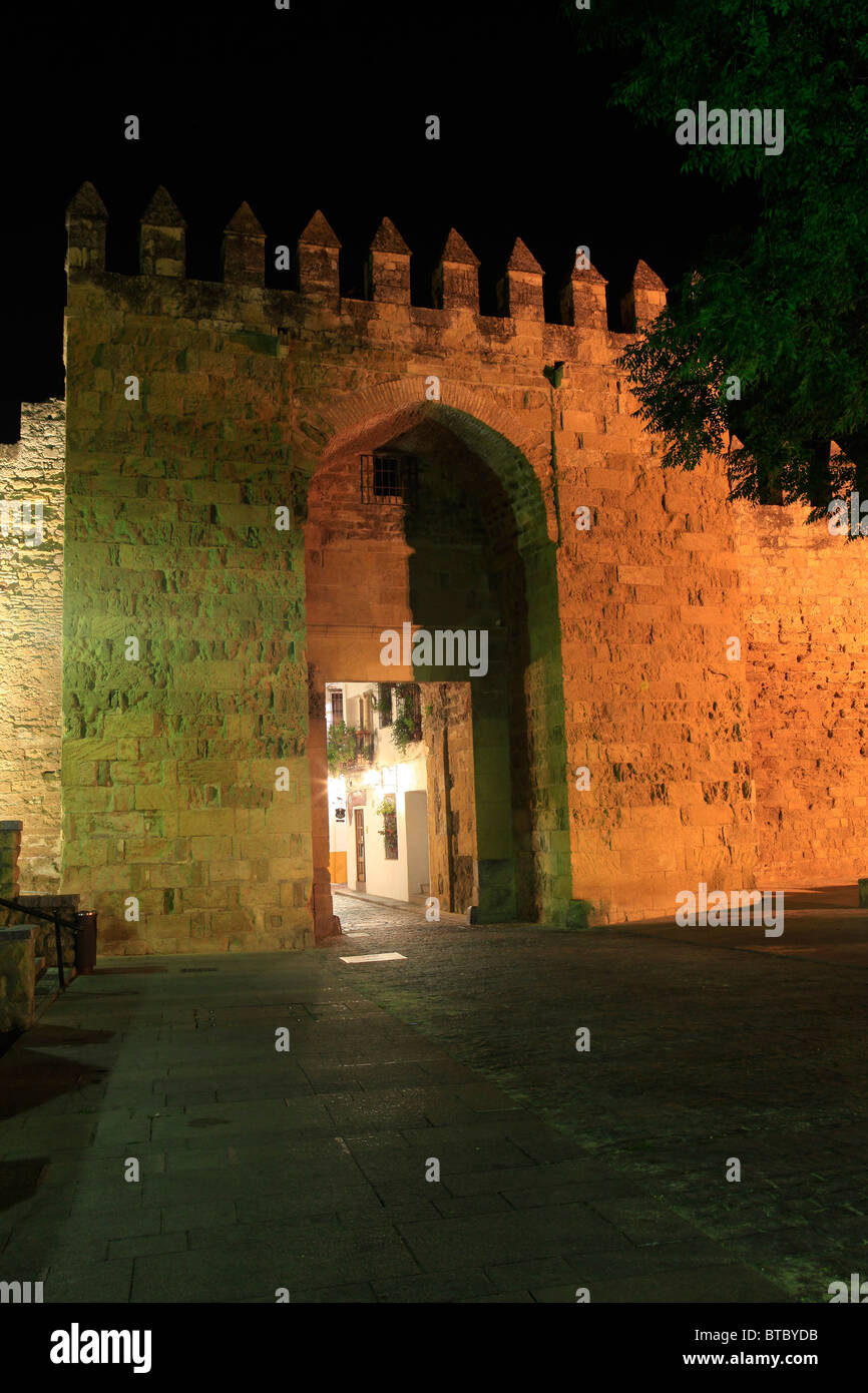 Die mittelalterliche Almodovar Tor und Stadtmauern in Cordoba, Spanien bei Nacht Stockfoto
