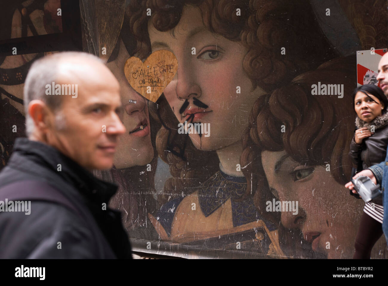 Touristen-Pass-by Renaissancemalereien am Bau Horten in Florenz Piazza Degli Uffizi. Stockfoto
