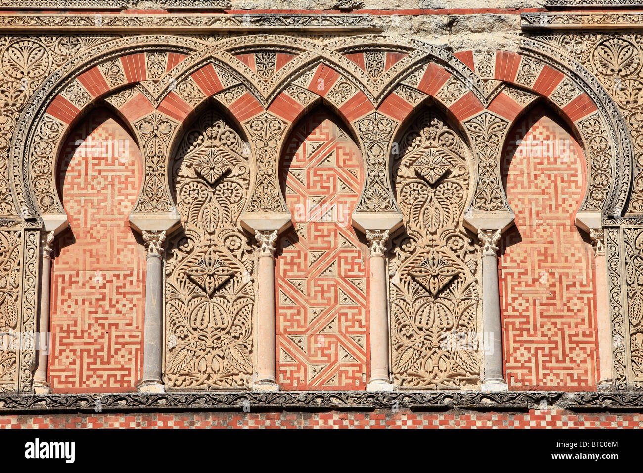 Mittelalterliche Islamische Architektur an der Fassade der Moque-Cathedral von Cordoba, Spanien Stockfoto