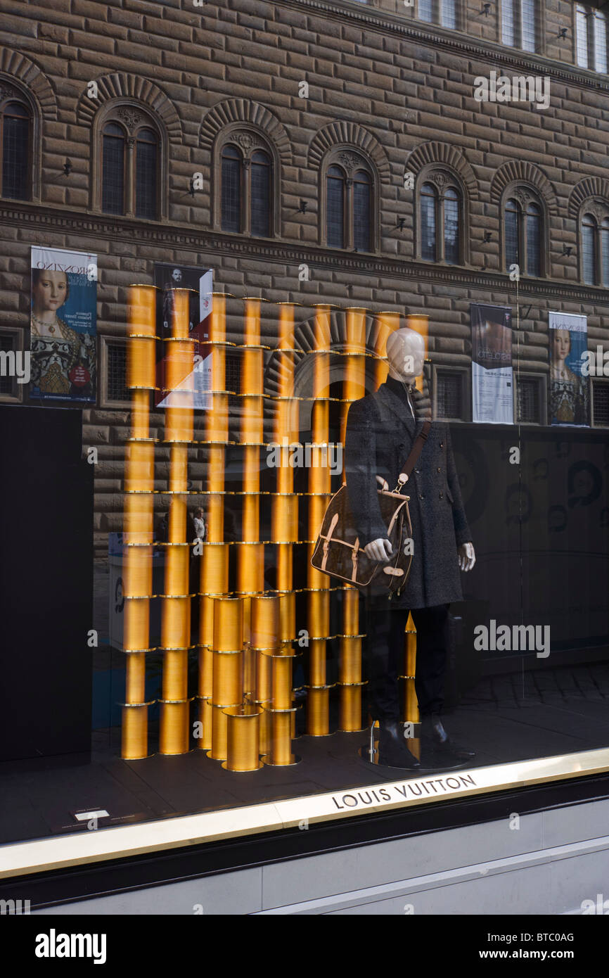 Louis Vuitton Schaufenster mit Relflection de Cosimo Agnolo Bronzino Exibition Plakate in Piazza Strozzi. Stockfoto