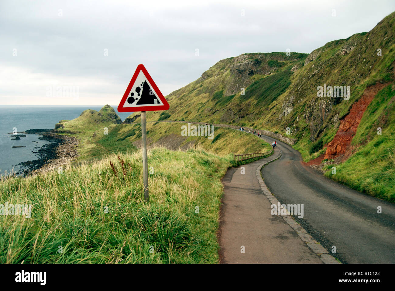 Gefahr des Fallens rockt Roadsign in der Nähe der Giants Causeway, County Antrim, Nordirland Stockfoto