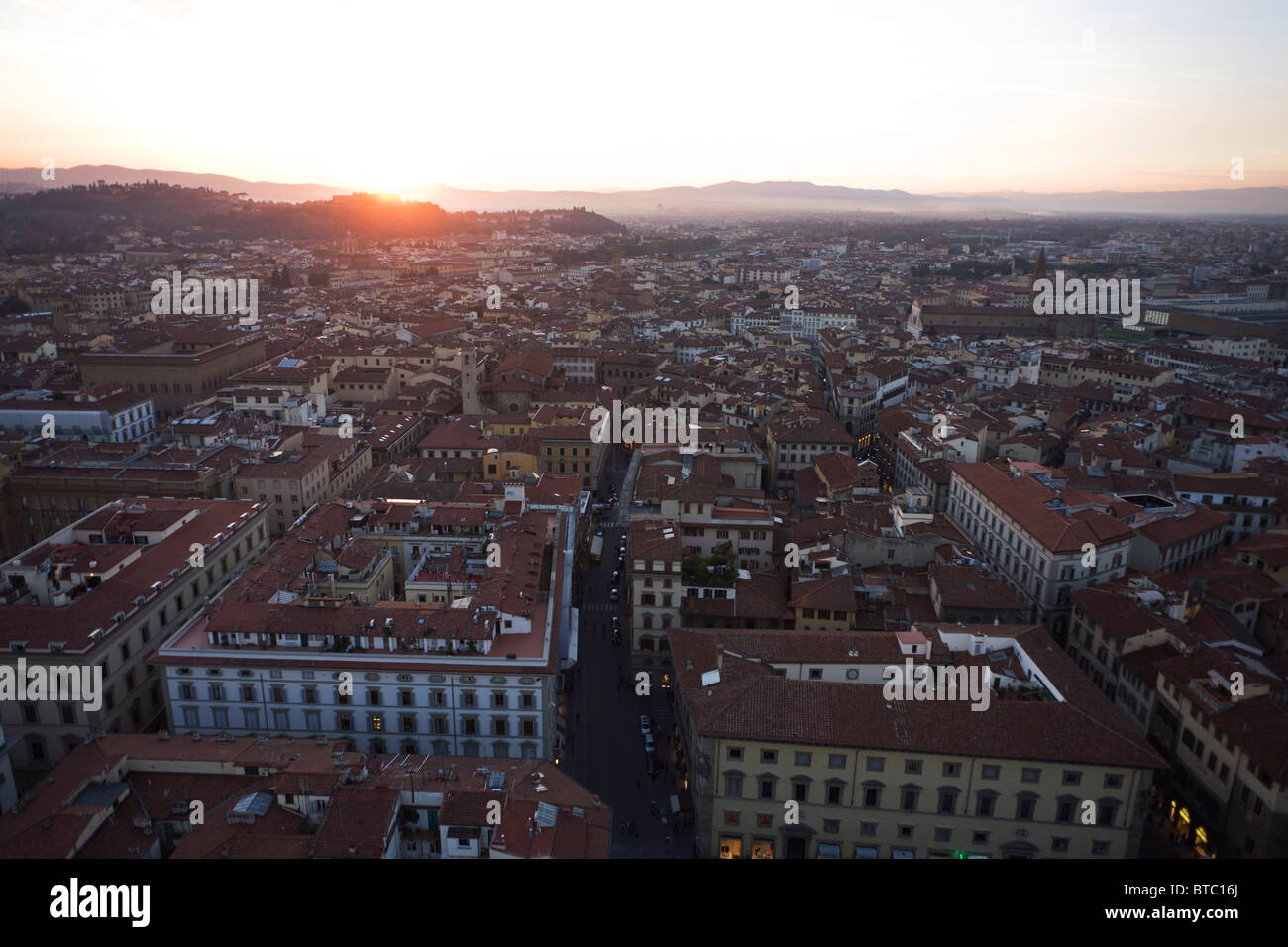 Straßen, Dächer und Gehäuse der Stadt Florenz von Giottos Glockenturm (Campanile) gesehen. Stockfoto