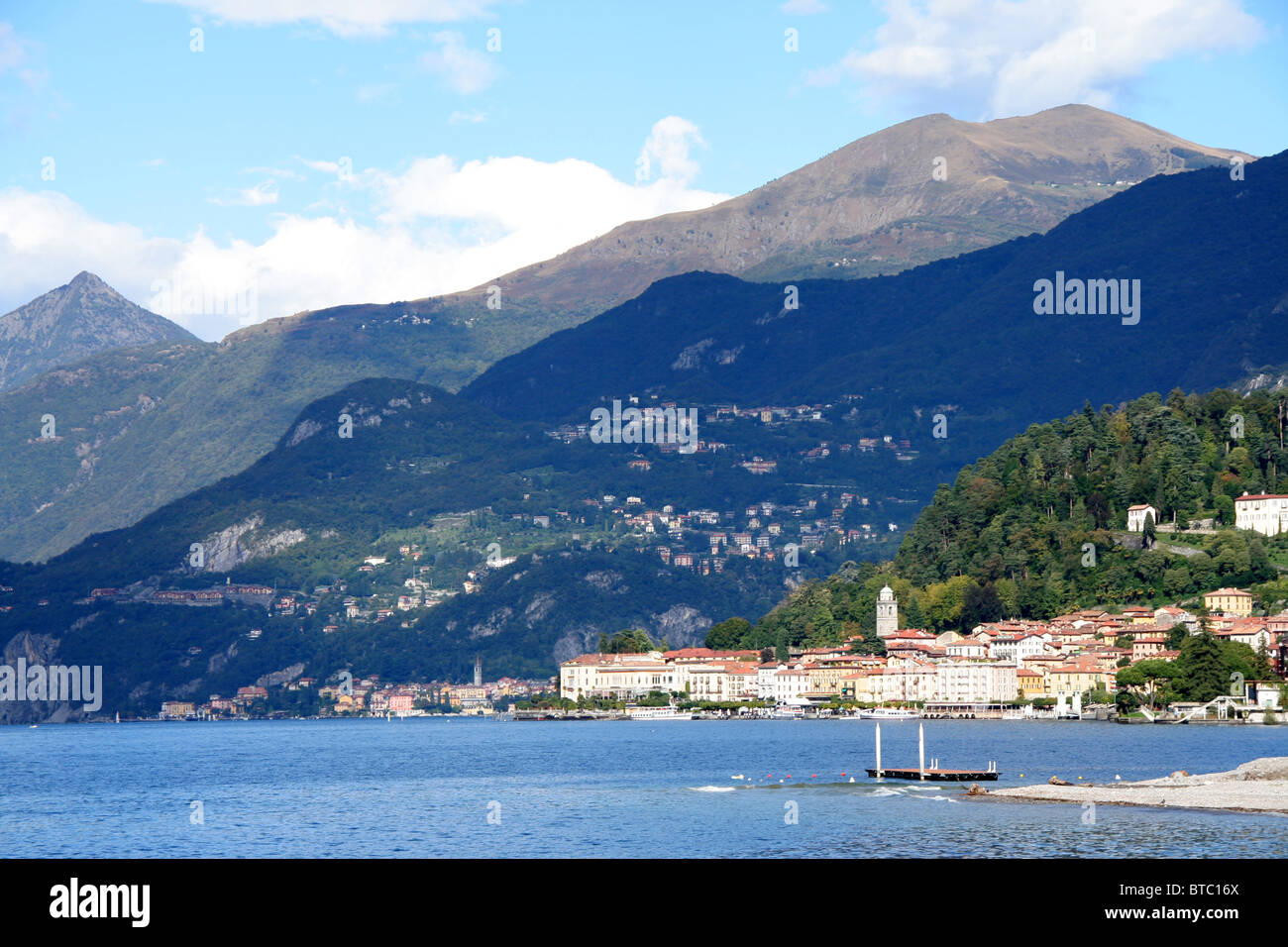 Blick über das Wasser zum Dorf Bellagio am Comer See. Lombardei, Italien Stockfoto