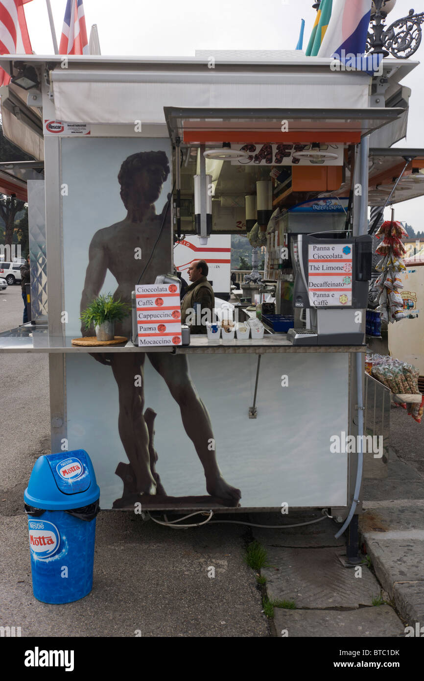 Tourist Shop auf Piazza Michelangelo mit der David-Statue zur Veranschaulichung. Stockfoto