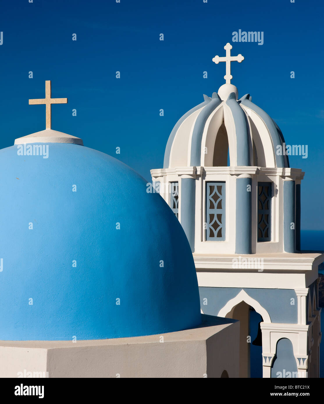 Kirche-Kuppel und Bell Tower Firostefani Santorini Kykladen Griechenland Stockfoto