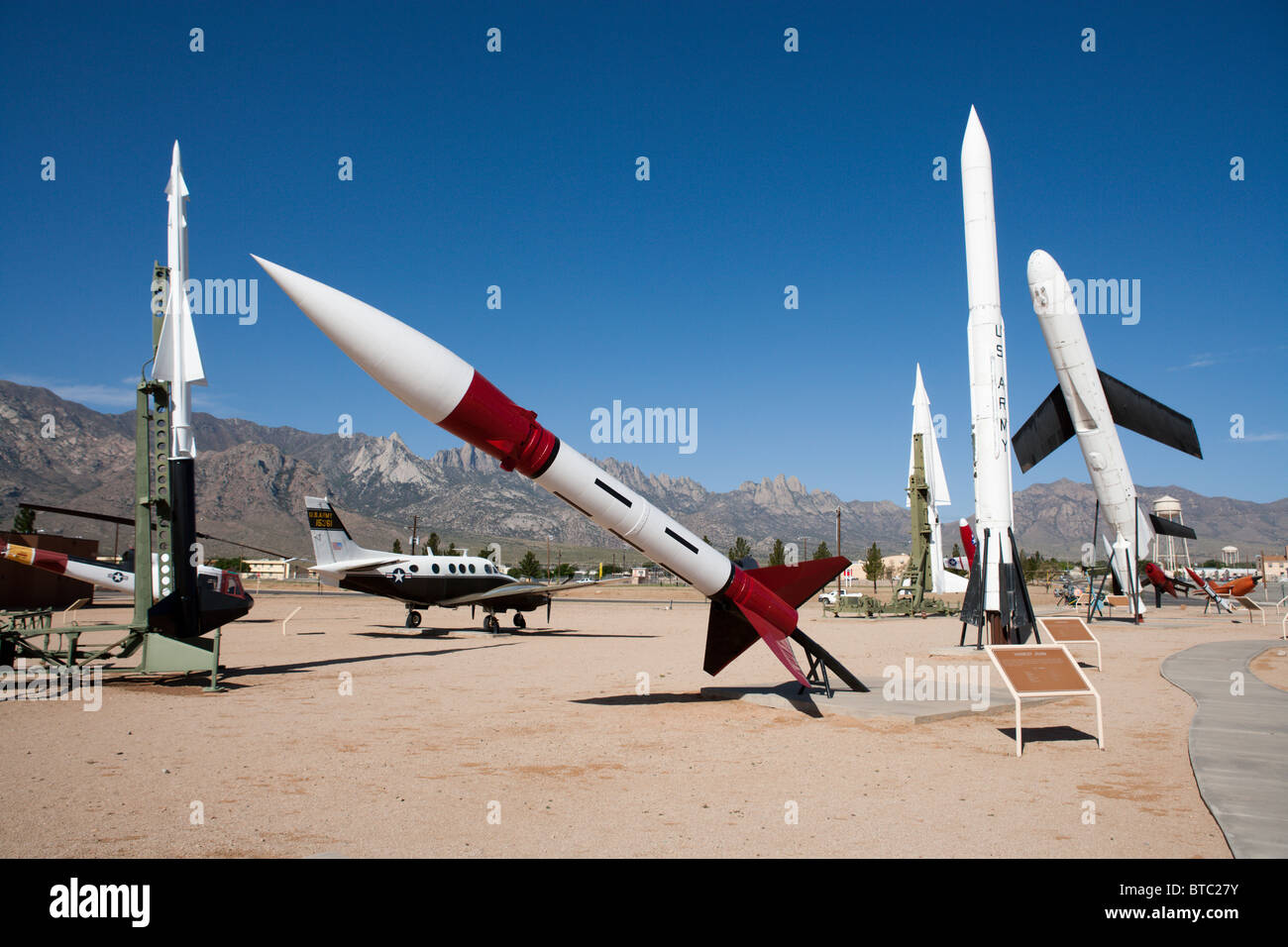 Militärische Raketen und Flugzeuge auf dem Display an der White Sands Missile Range Museum in New Mexico. Stockfoto