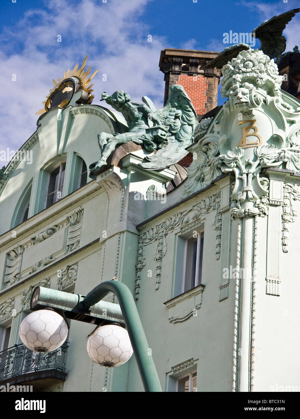 Schnitzereien an Jugendstil Goethe Institut Kulturaustausch Sprache Zentrum Prag Tschechische Republik Europa Stockfoto