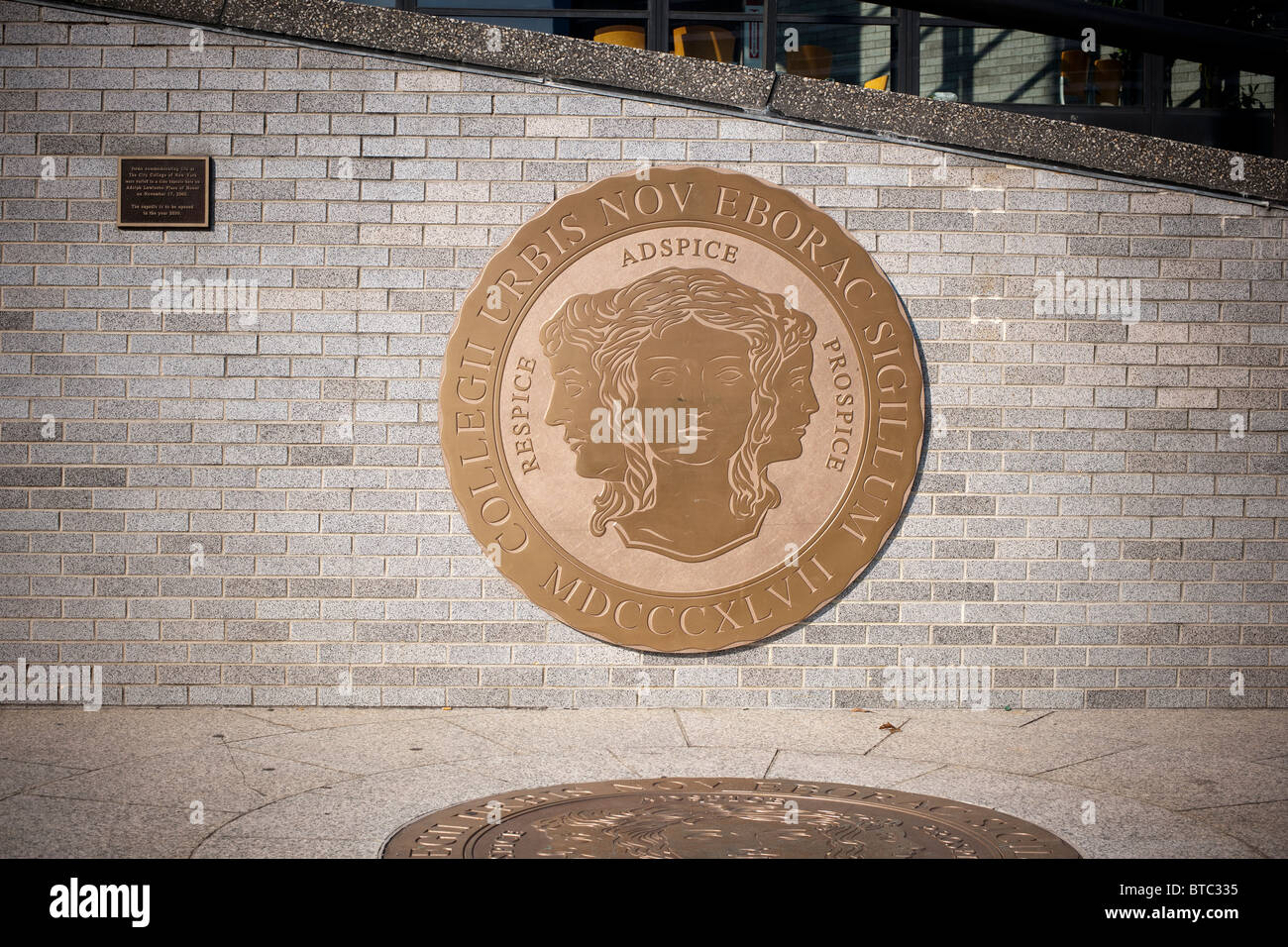 Das Siegel des City College von der City University of New York auf die Nordhalle akademische Gebäude in Harlem Stockfoto