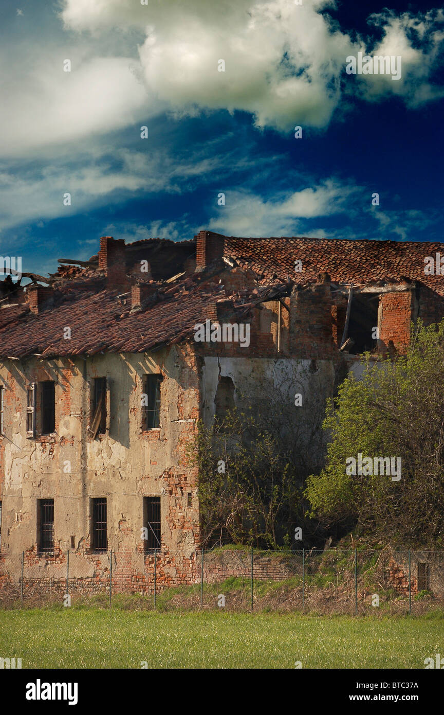 alte, verlassene und zerstörte Haus Stockfoto