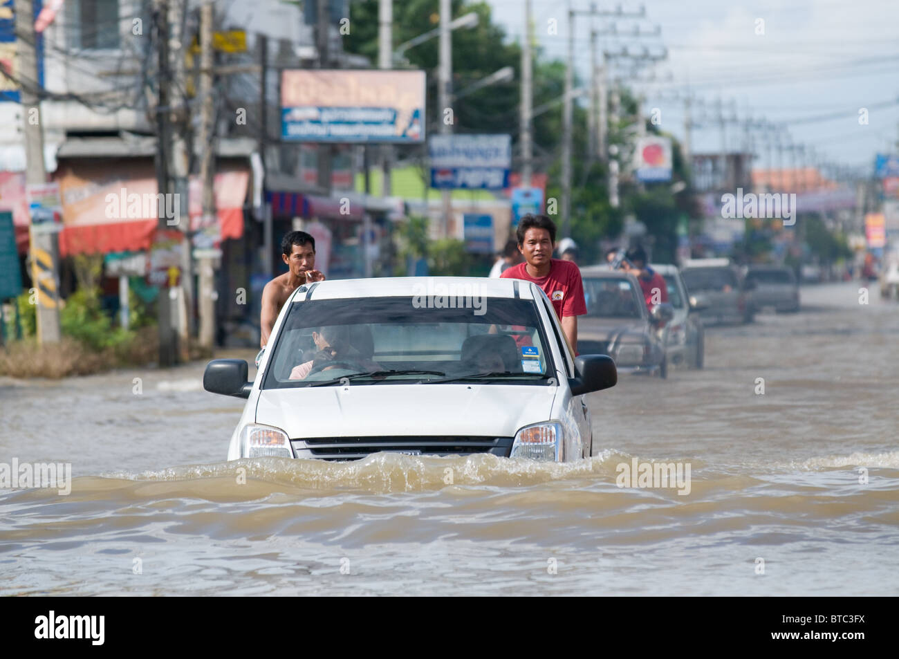 Pickup-Trucks navigieren in einer Straße in Nakhon Ratchasima, Thailand während der schlimmsten Monsun Flut es in 50 Jahren Stockfoto