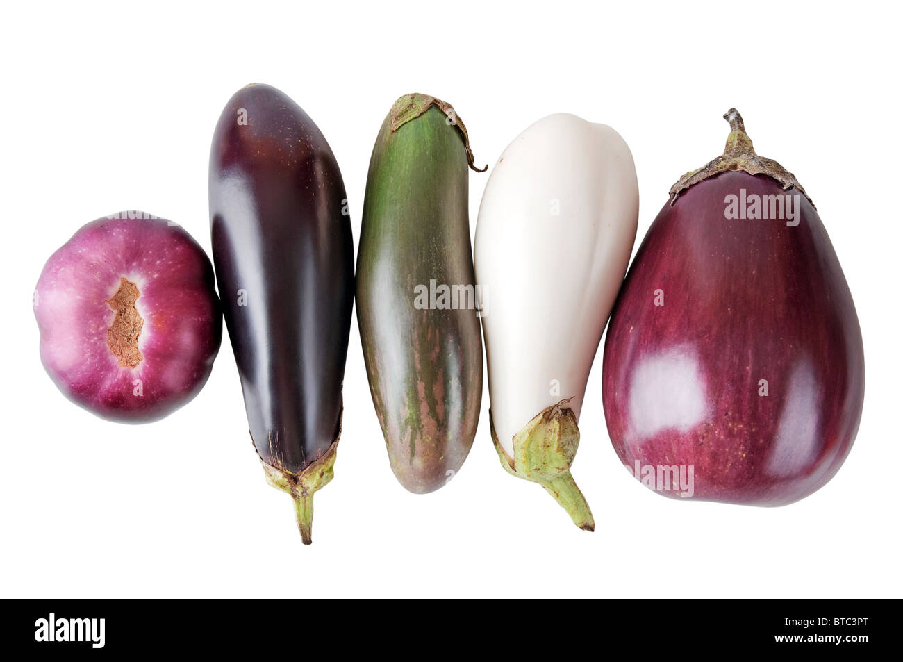 Frische Auberginen auf weißem Hintergrund Stockfoto