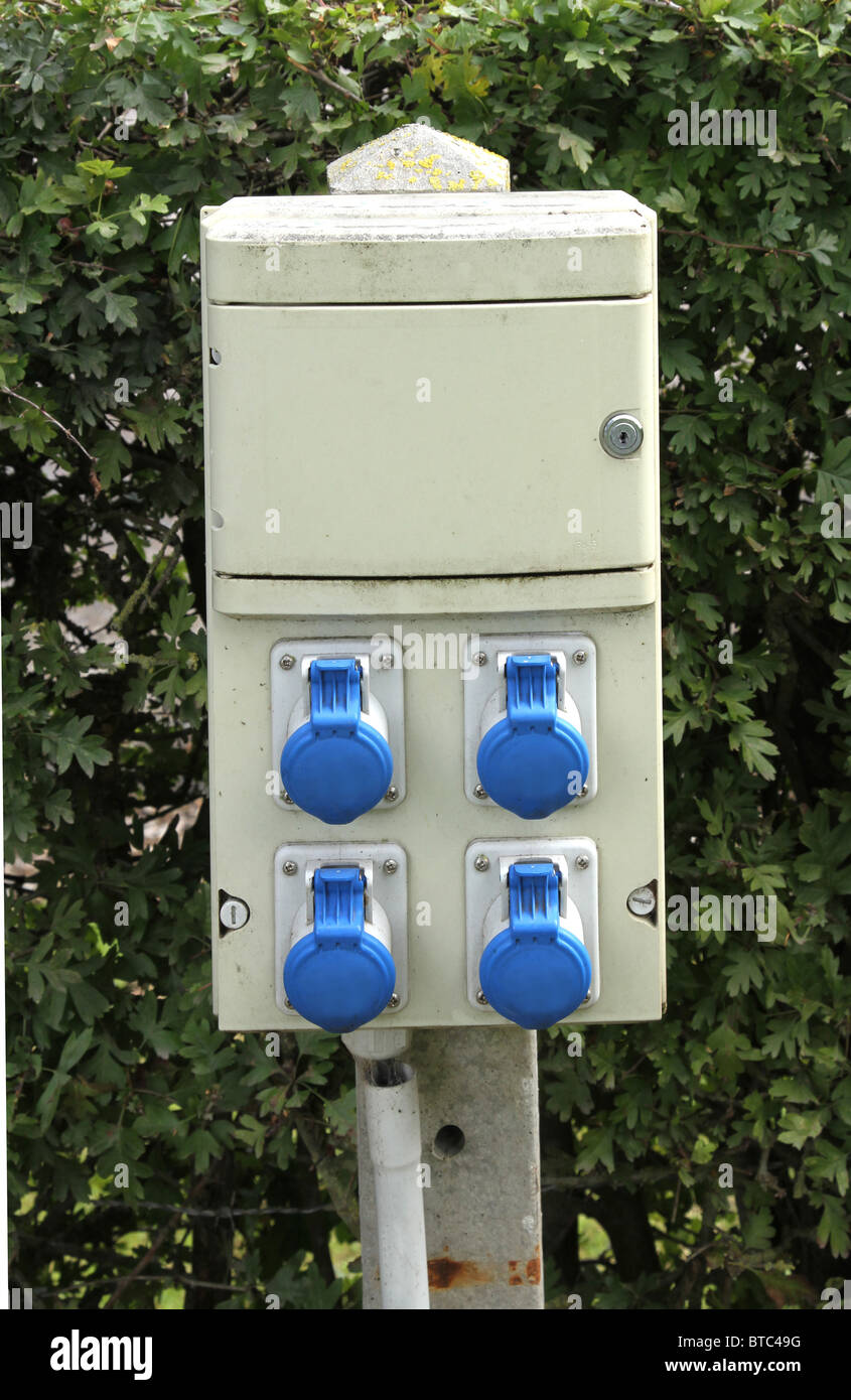 Camping Caravan Park wasserdichte Outdoor-220V Netz Strom Anschluss Säule  mit dem europäischen Stil der blauen Steckdosen Stockfotografie - Alamy