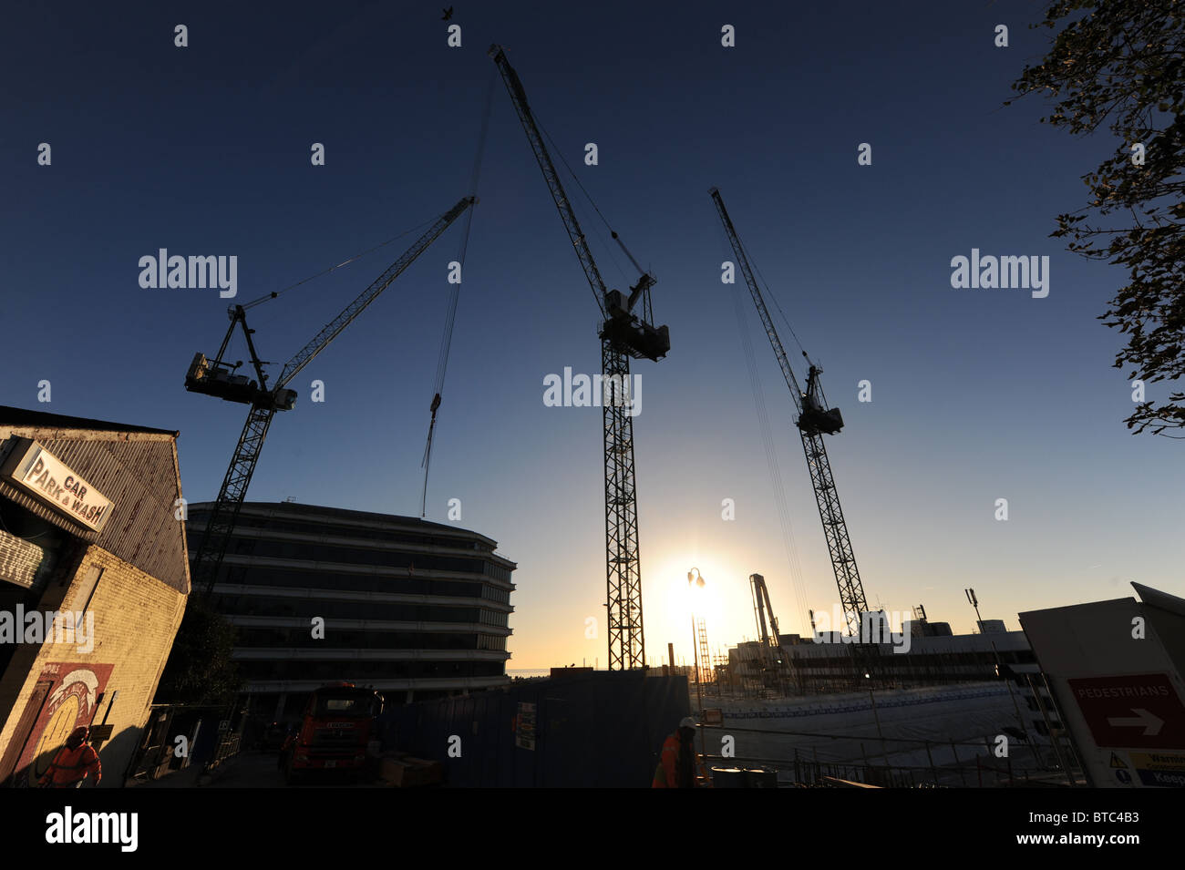 American Express Baustelle in Brighton mit Kränen Silhouette bei Sonnenuntergang UK Stockfoto