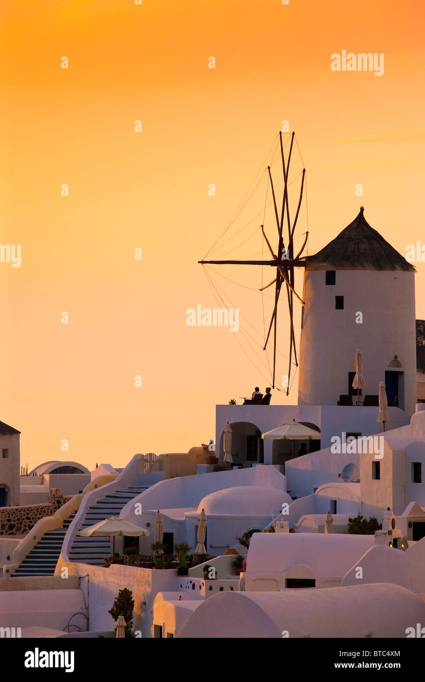 Oia Santorini Kykladen Griechenland im Abendlicht Stockfoto