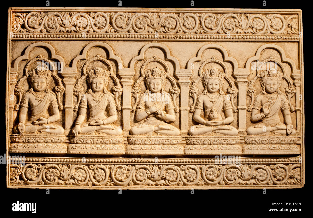 Alten 9.-10. Jahrhundert Wandtafel von fünf sitzen tibetischen Budha, alle anzeigen Mudhra Gesten. Stockfoto
