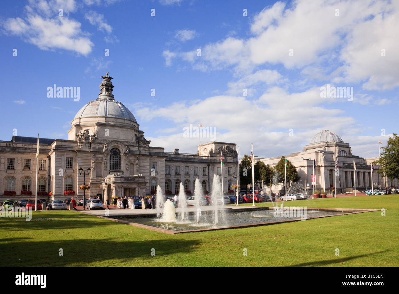 Cathays Park, Cardiff, Glamorgan, Süd-Wales, UK. Bürgerzentrum Rathaus mit National Museum und Kunstgalerie jenseits Stockfoto