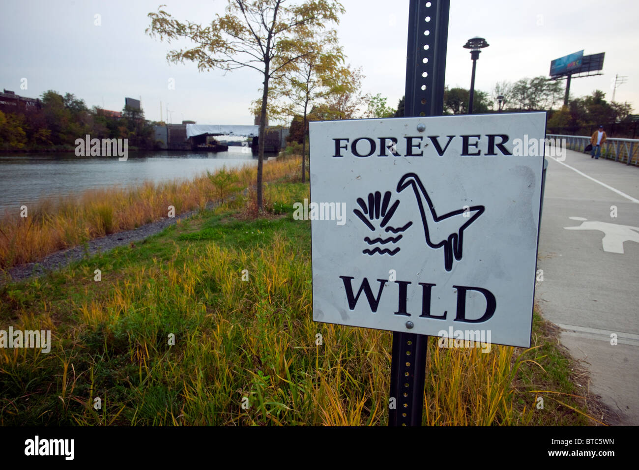 Ein ewig wilde Zeichen skizziert ein Wildlife-Gebiet in Beton Anlage Park entlang des Bronx River im New Yorker Stadtteil Bronx Stockfoto