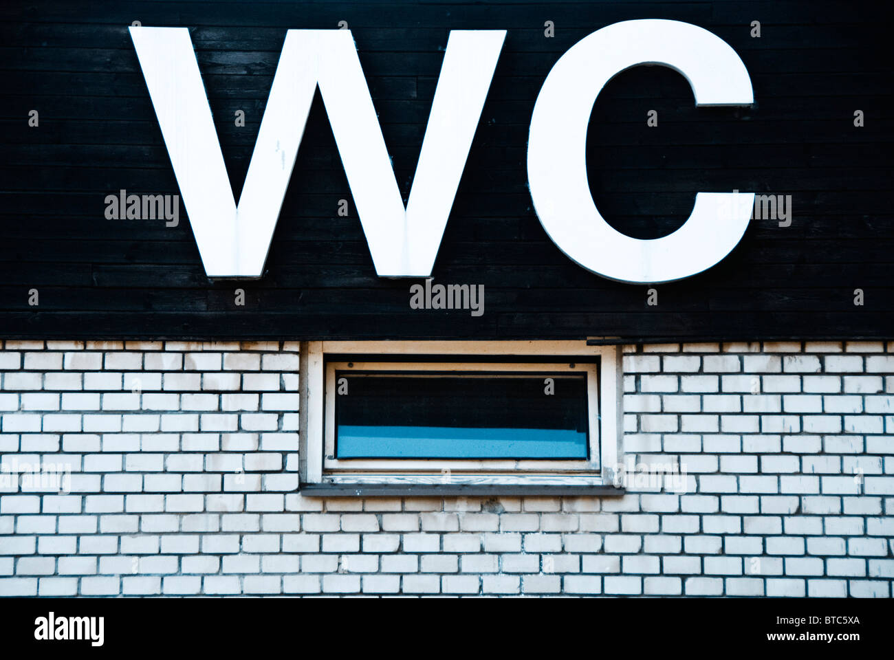 WC-Schild an der Wand Stockfoto