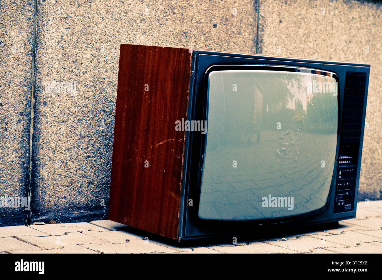 alte analoge Fernsehen verzichtet auf Straße Stockfoto