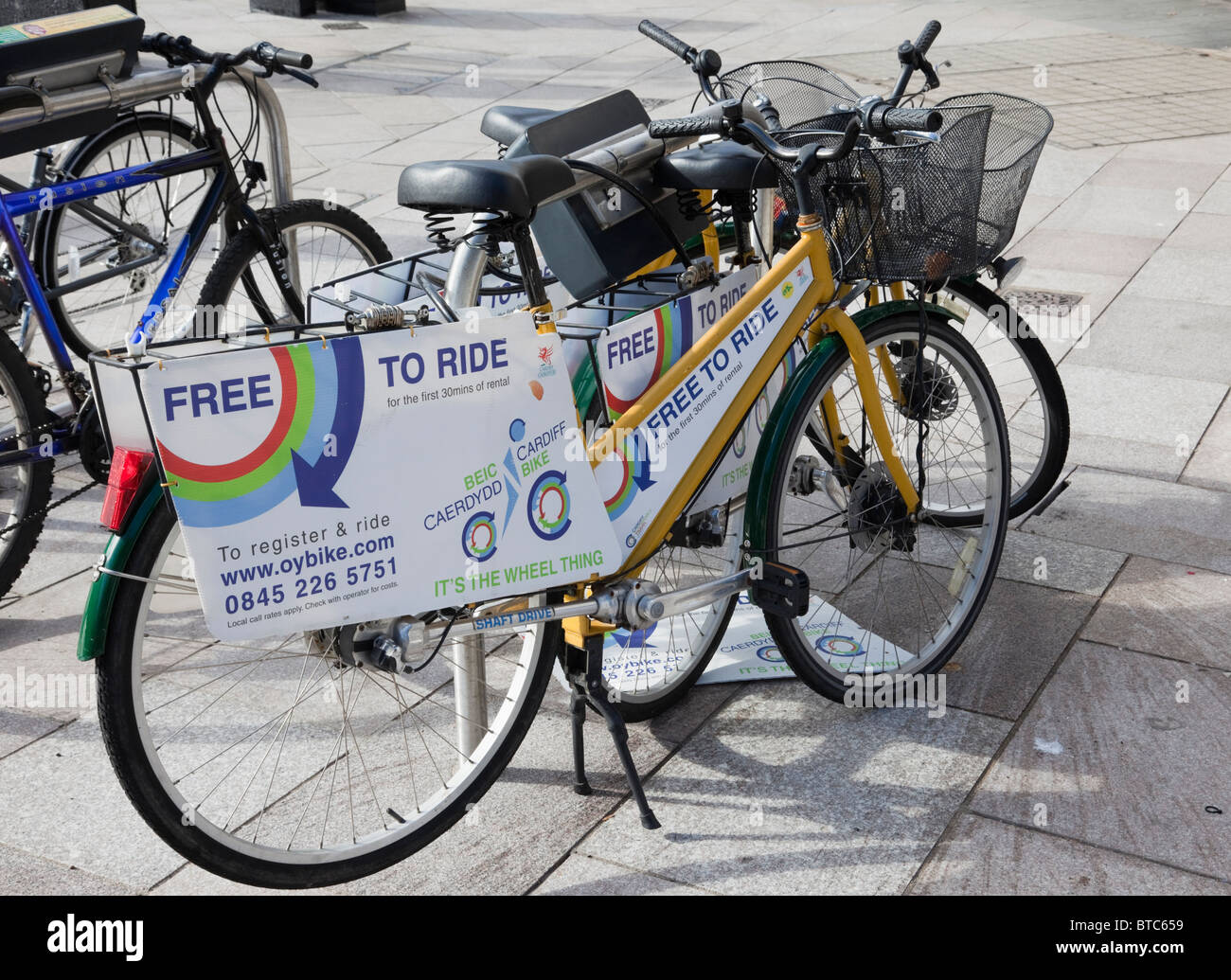 Oybike.com Free-to-Ride Fahrräder gesperrt, um einen Fahrradträger im Rahmen des Stadt Fahrrad Verleih. Cardiff, Glamorgan, South Wales, UK. Stockfoto