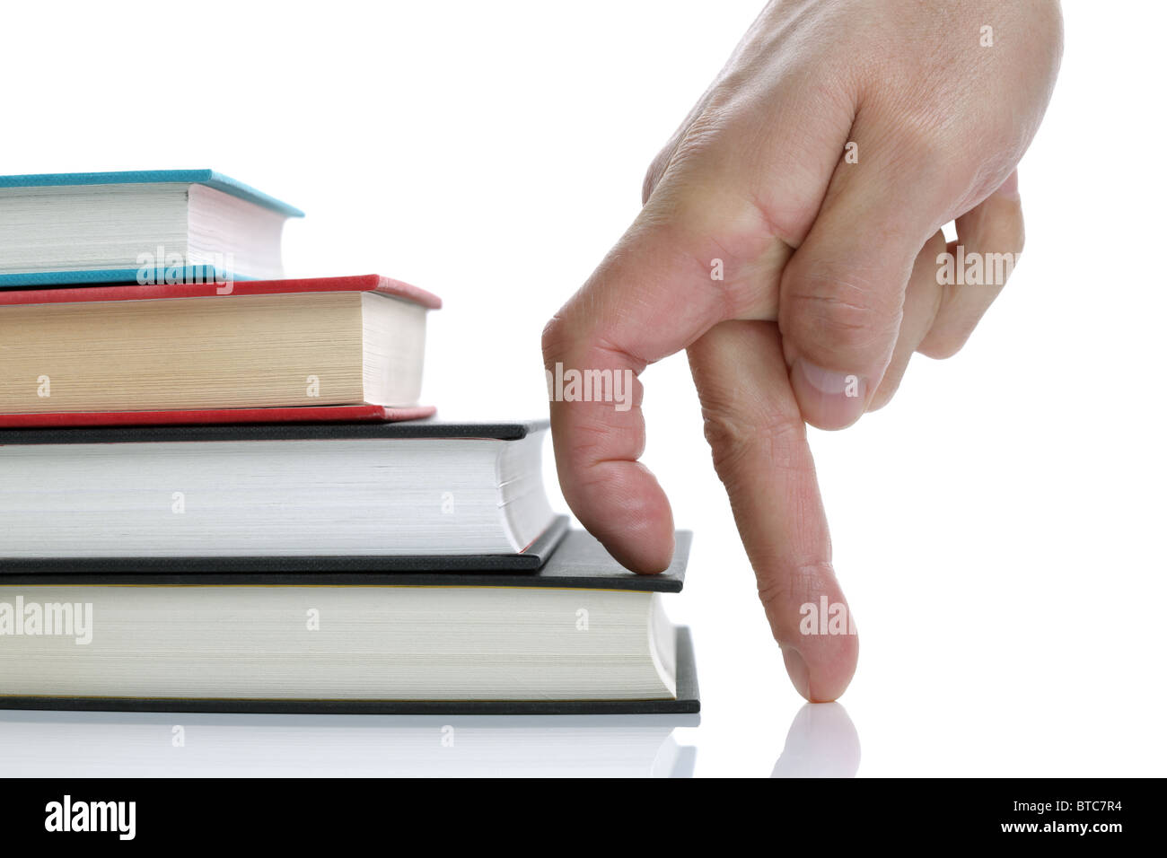 Hardcover-Buch Treppe klettern Finger Stockfoto