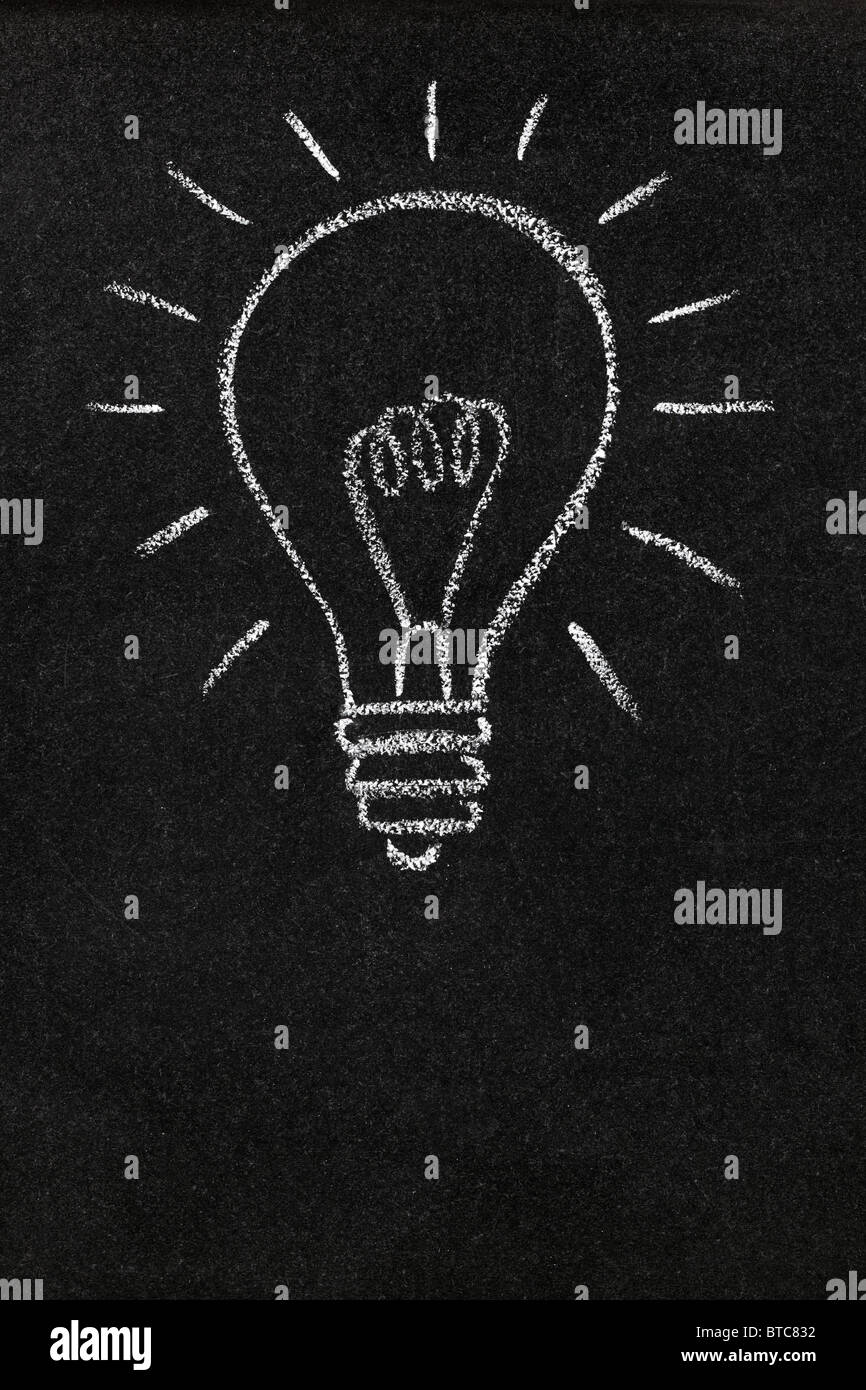 Glühbirne gezeichnet auf einer Tafel mit Textfreiraum Stockfoto