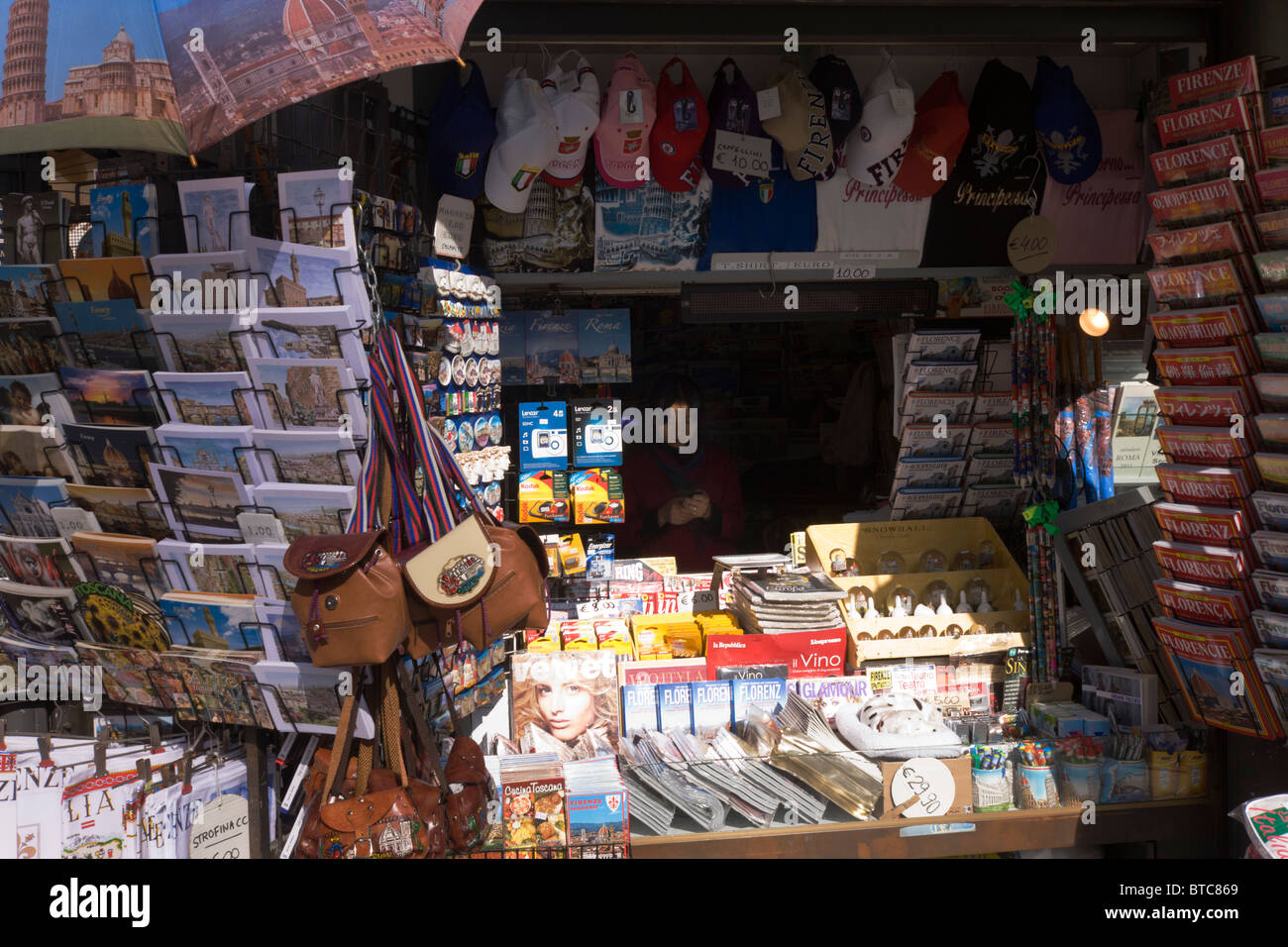 Tourist Souvenir-Kiosk in Piazza della Signoria in Florenz. Stockfoto