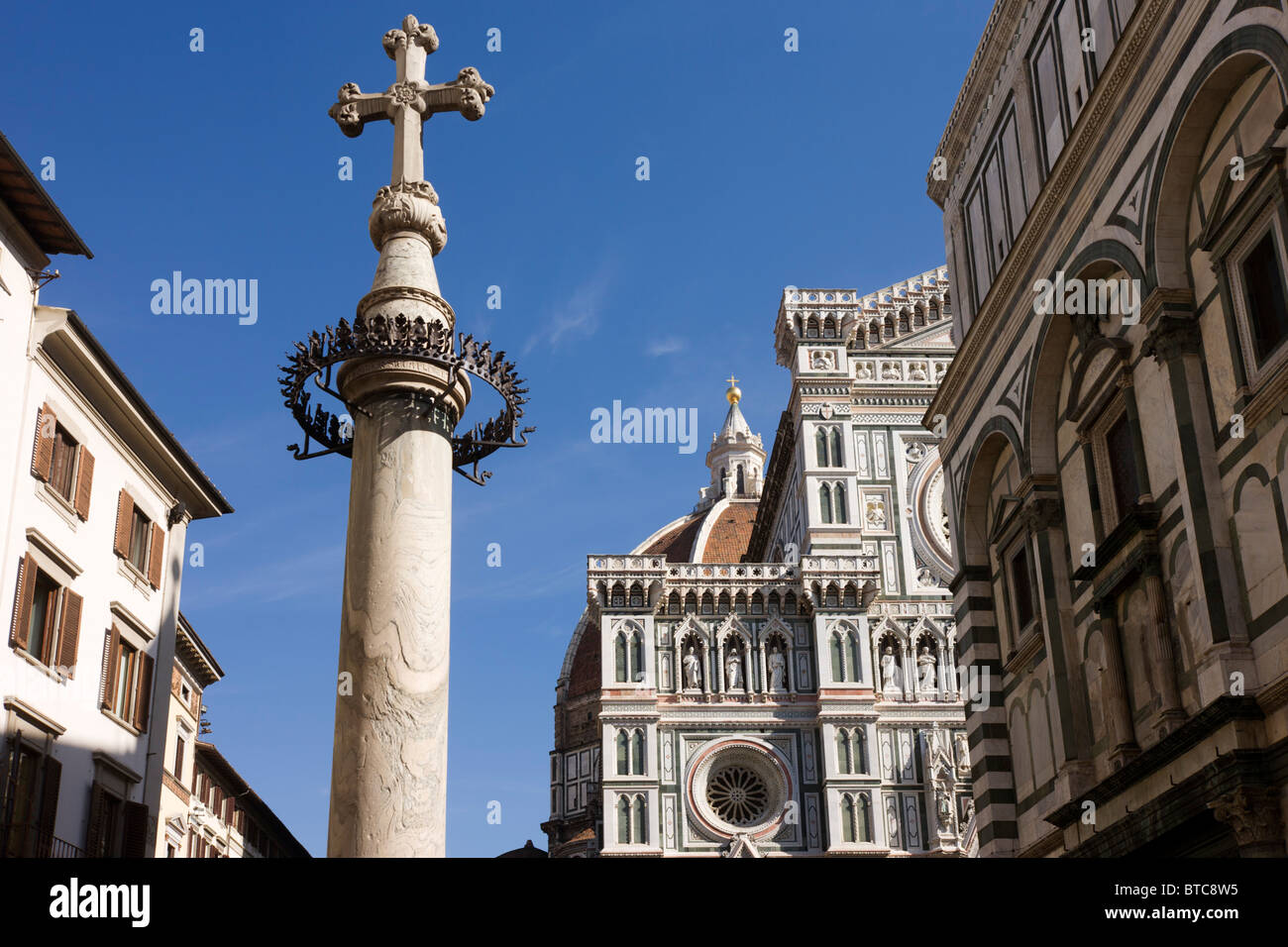 Crucific nach oben, um das Baptisterium San Giovanni unter die Kathedrale von Florenz Santa Maria del Fiore (Duomo). Stockfoto