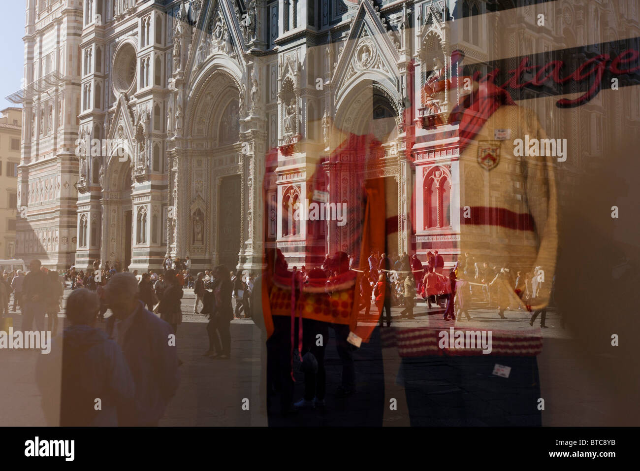Mode Shop Reflexion von Florenz Duomo und Gedränge in der Piazza San Giovanni. Stockfoto